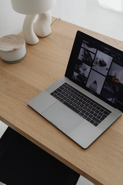 kaboompics_wooden-desk-laptop-home-office-minimalist-warm-minimal-28774